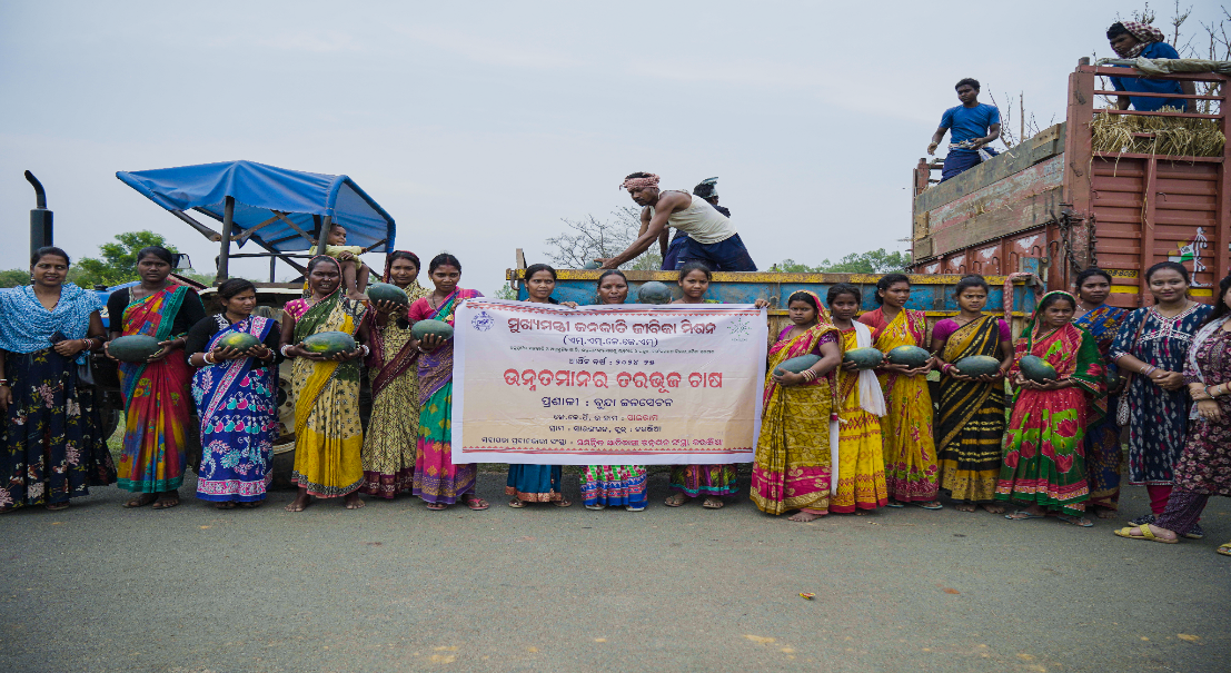Women-farmers-with-their-produce