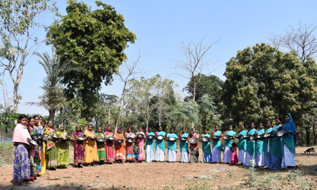 Women-with-iron-kadhais